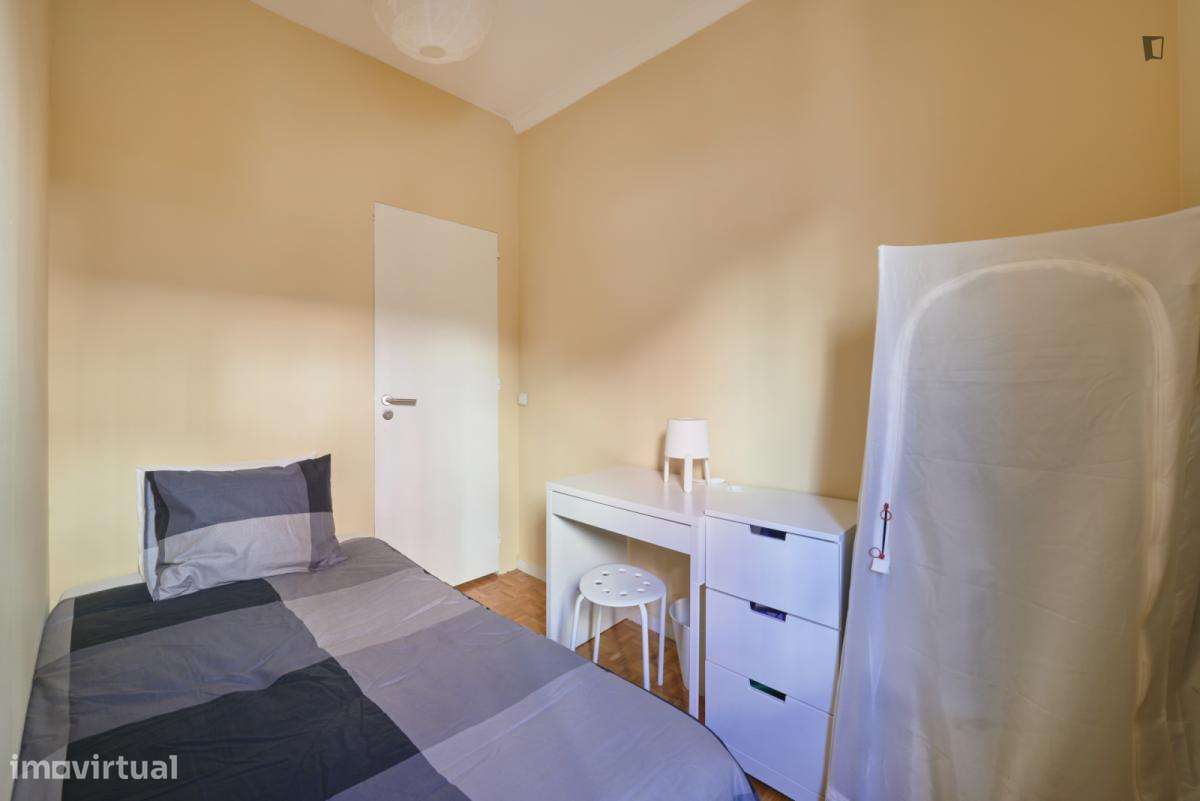 Quarto - localizado em Benfica Lisbon - Grande imagem: 5/8