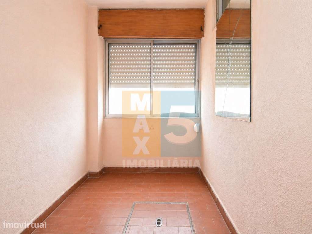T1 com boa luz natural para remodelação total - Vale da Amoreira-17