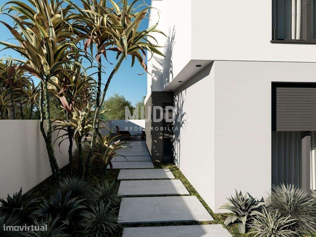 Moradia isolada de design contemporâneo nos Casais Mestre Mendo-35