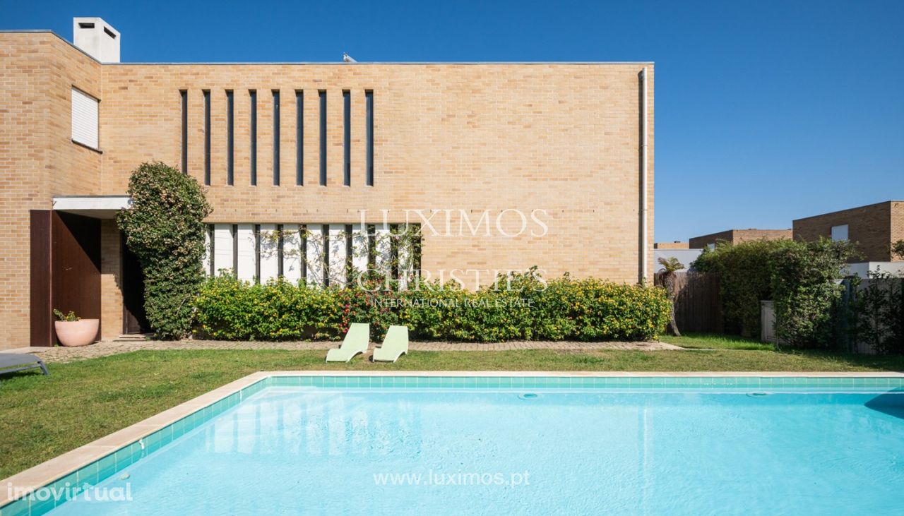 Moradia V4 com piscina, para venda, em Leça da Palmeira
