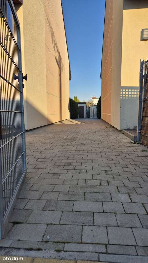 dwupoziomowe z ogródkiem i garażem na Plewiskach-17