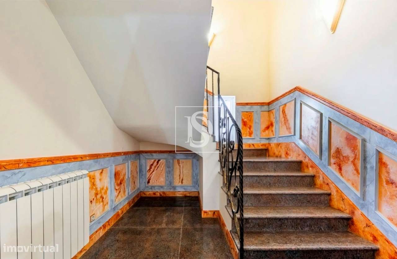 Moradia Independente T6 com 6 suítes e Piscina-13