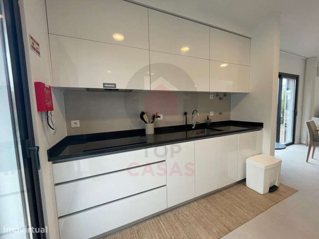 Moradia de arquitectura moderna com piscina privada-16