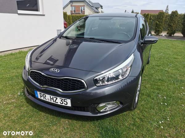 Kia Ceed 1.6 GDI Dream Team Edition - 1