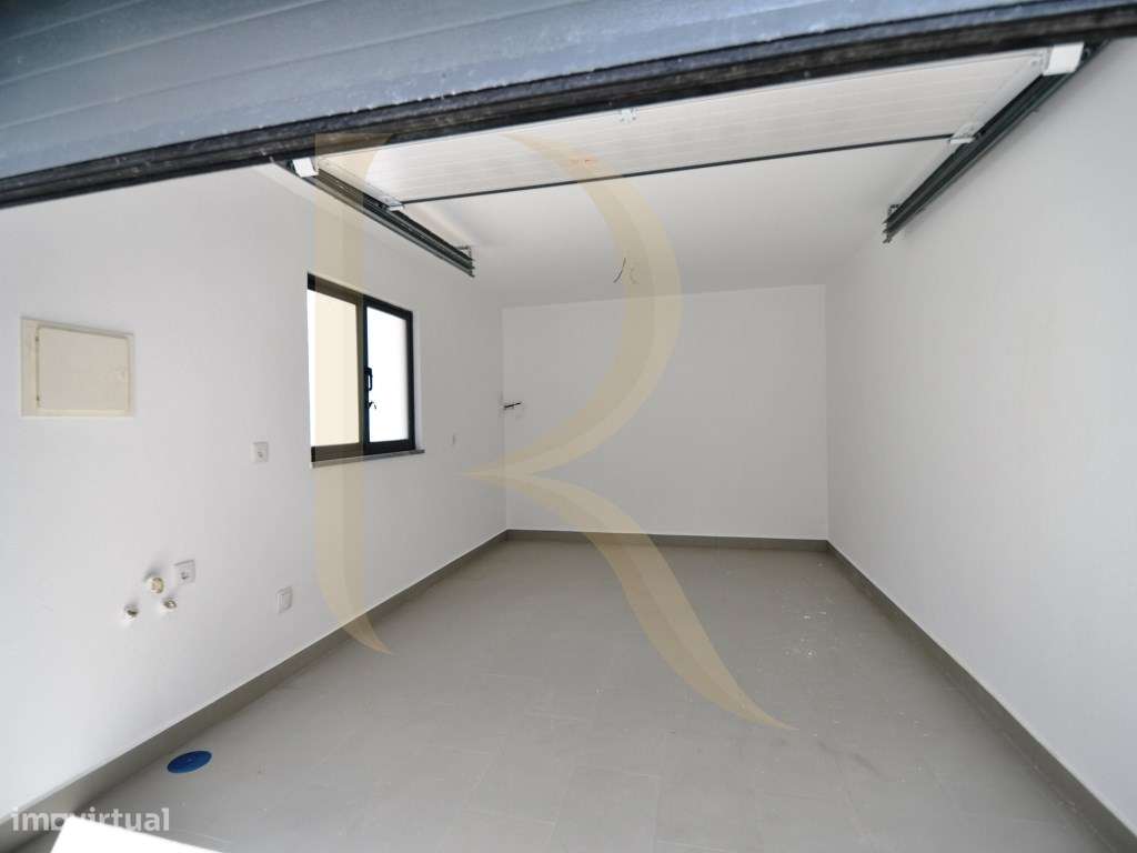 Moradia geminada nova T3 com garagem e terraço na Quinta do Conde-5