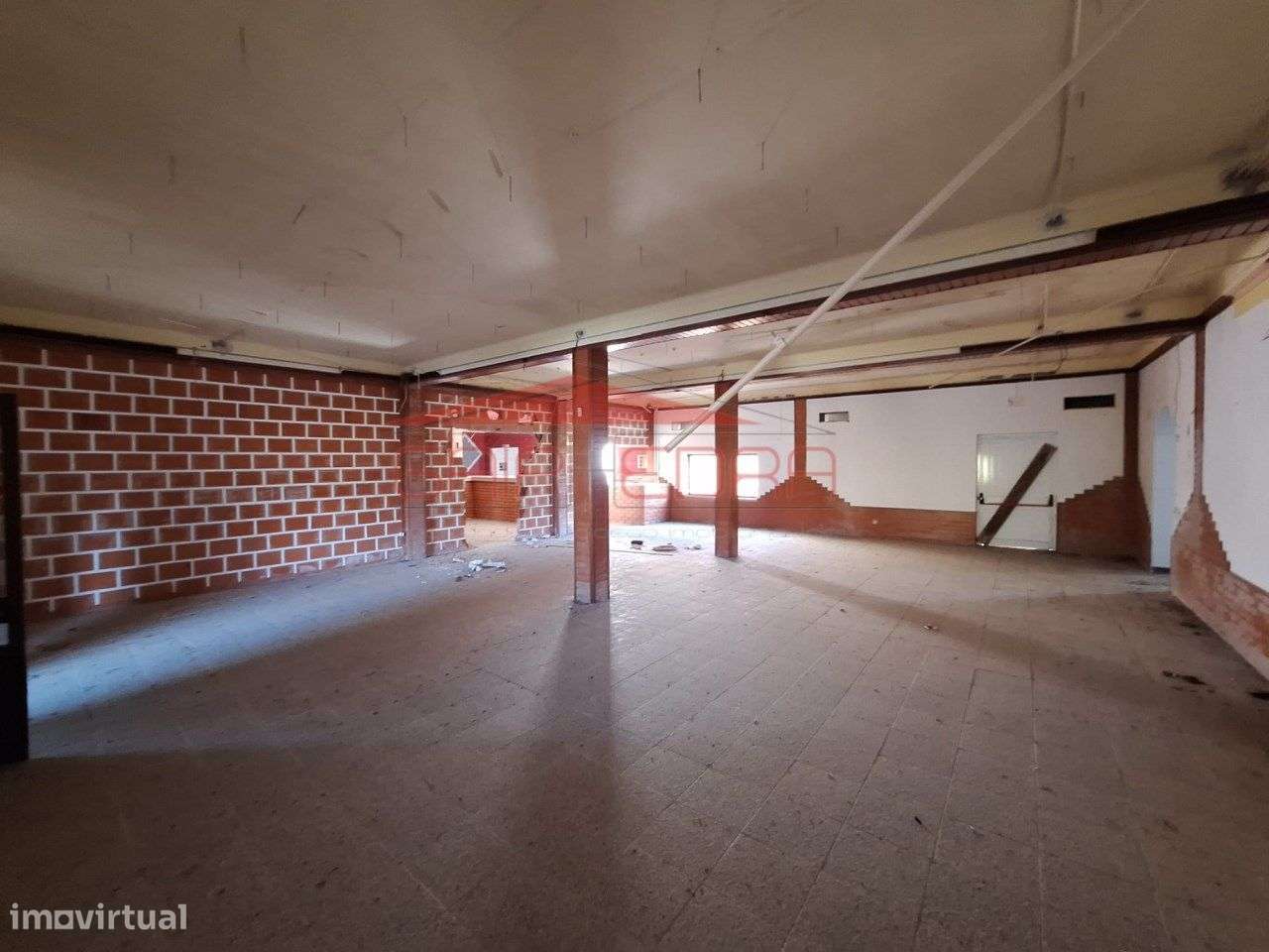 Moradia T4 com garagem e lareira perto das montanhas-9