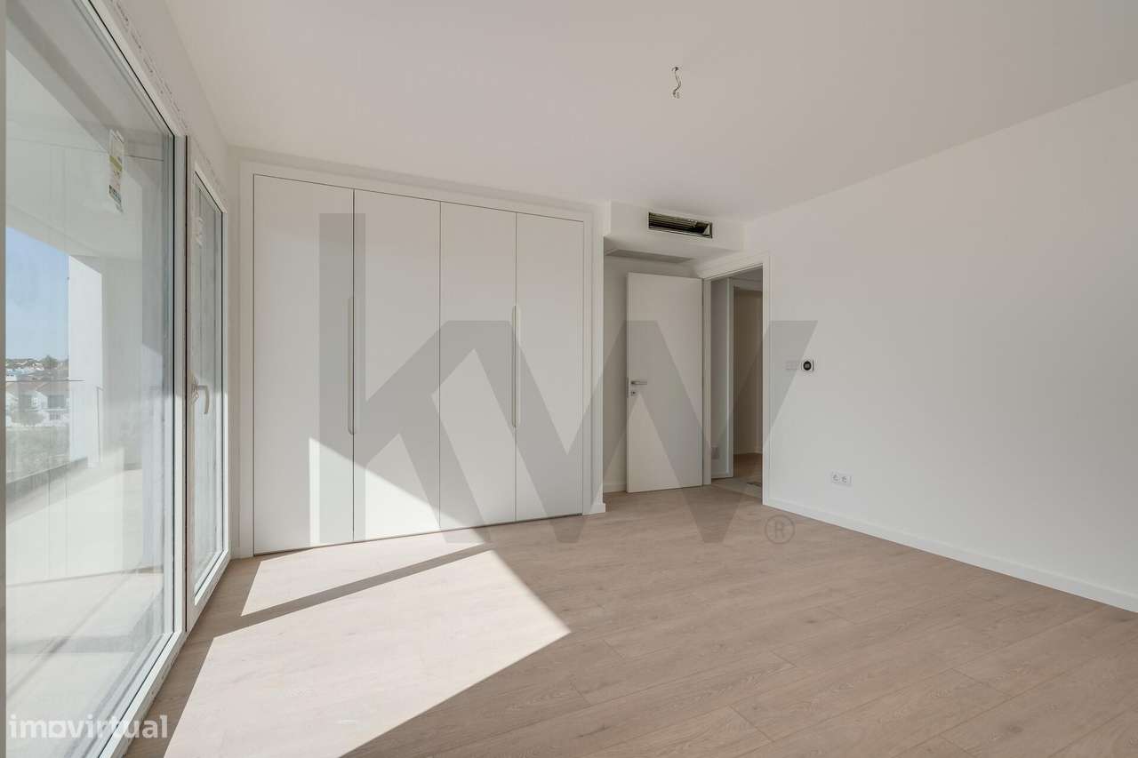 Moradia T4 (+1) em Condomínio Fechado em Cascais com jardim e piscina-27