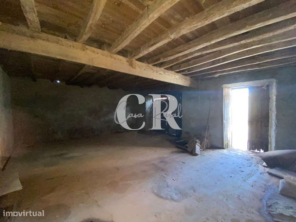 Casa de campo isolada em pedra com terreno-8