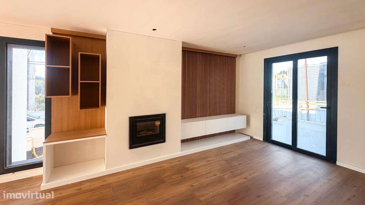 MORADIA NOVA - Com PISCINA  e  JARDIM .-8