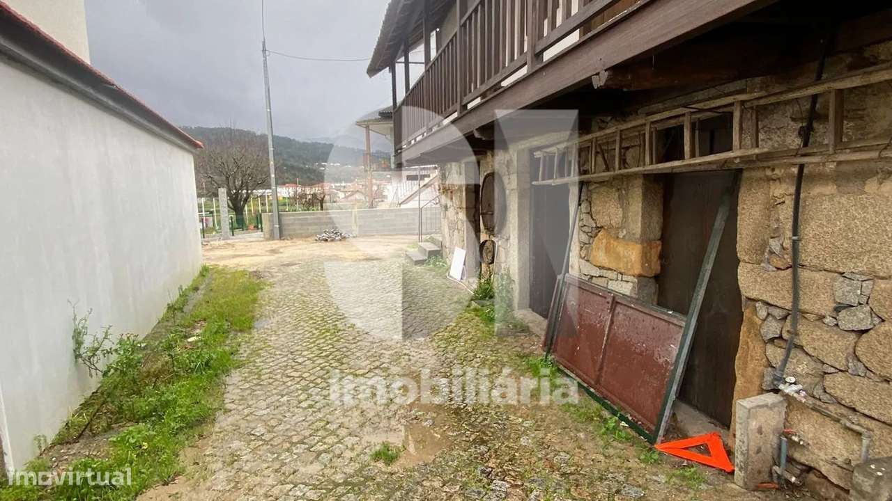 Moradia T2 de dois pisos com potencial para T3 em Arouca - Grande imagem: 2/16