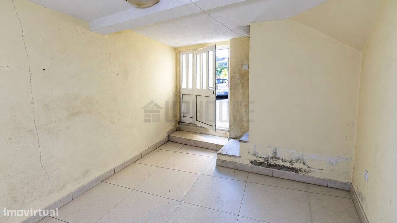 Moradia para Remodelar em Fragosela - Um Projeto com Potencial-13