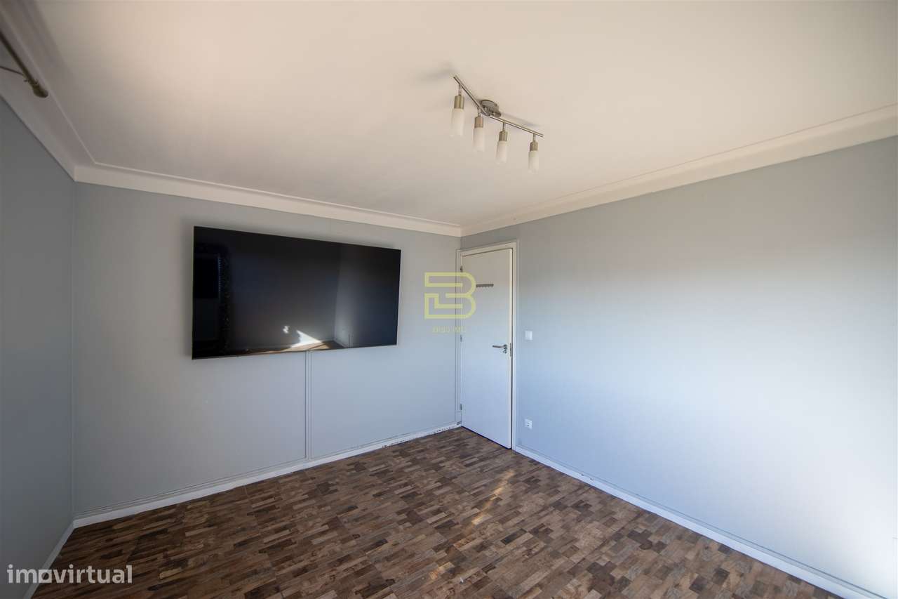 T2 com 2 frentes, varanda em Santegãos, Rio Tinto, situado no 2.º anda - Grande imagem: 5/10