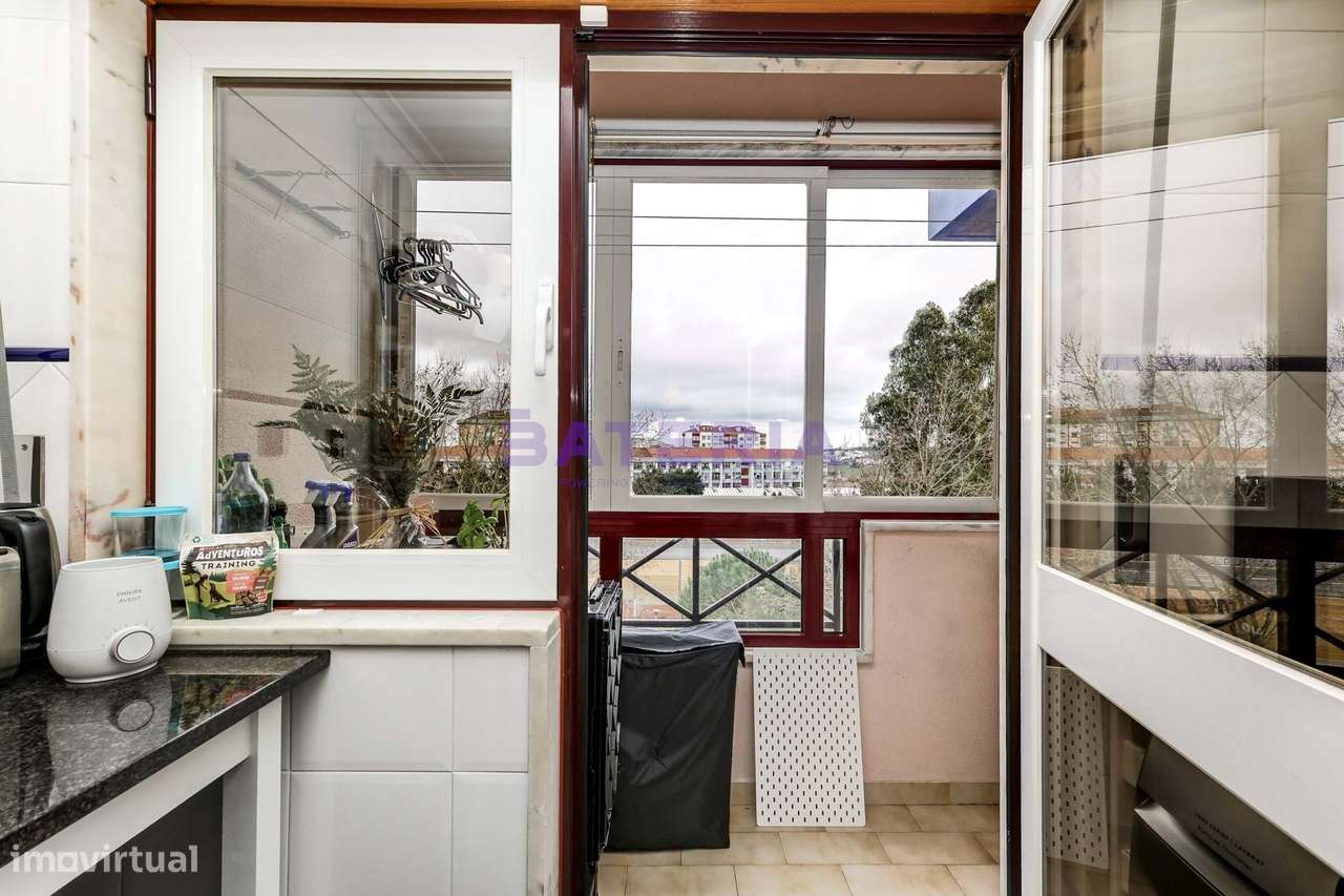 T2 com Suite, estacionamento e arrecadação em Massamá-7