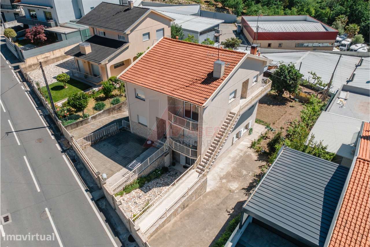 Moradia Espaçosa com 3 Habitações Independentes, Garagens e Terreno –-44
