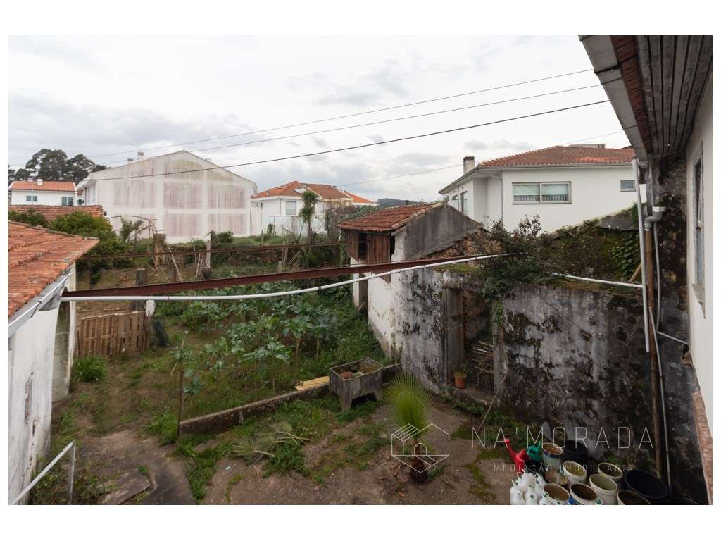 Propriedade para restauro em pleno centro de Santa Maria da Feira-21