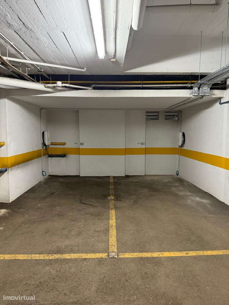 Carregador Elétrico com lugar de garagem particular - Grande imagem: 3/5