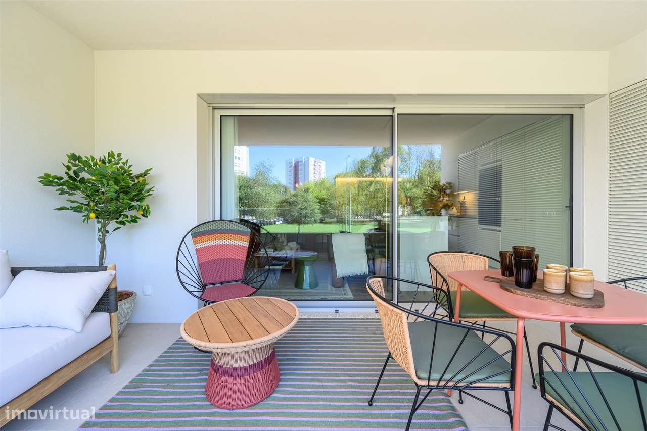 Apartamento T2 no 8.º Andar c/ Varanda Sul/Poente, Garagem e Arrumo em - Grande imagem: 3/27