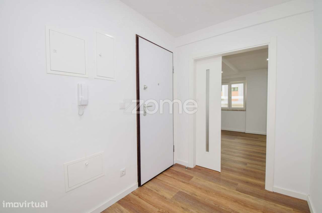 Apartamento T2 Totalmente Renovado em Paio Pires | Seixal-14