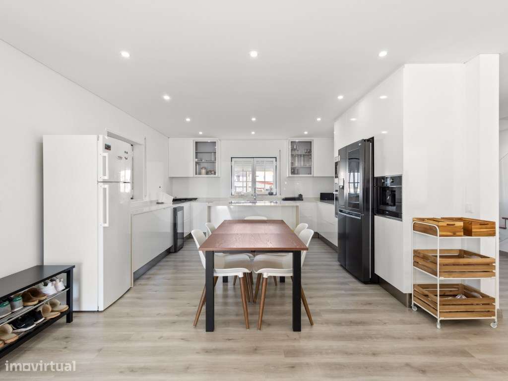 Moradia Geminada T4 a 3 minutos de Santa Cruz - Grande imagem: 5/53