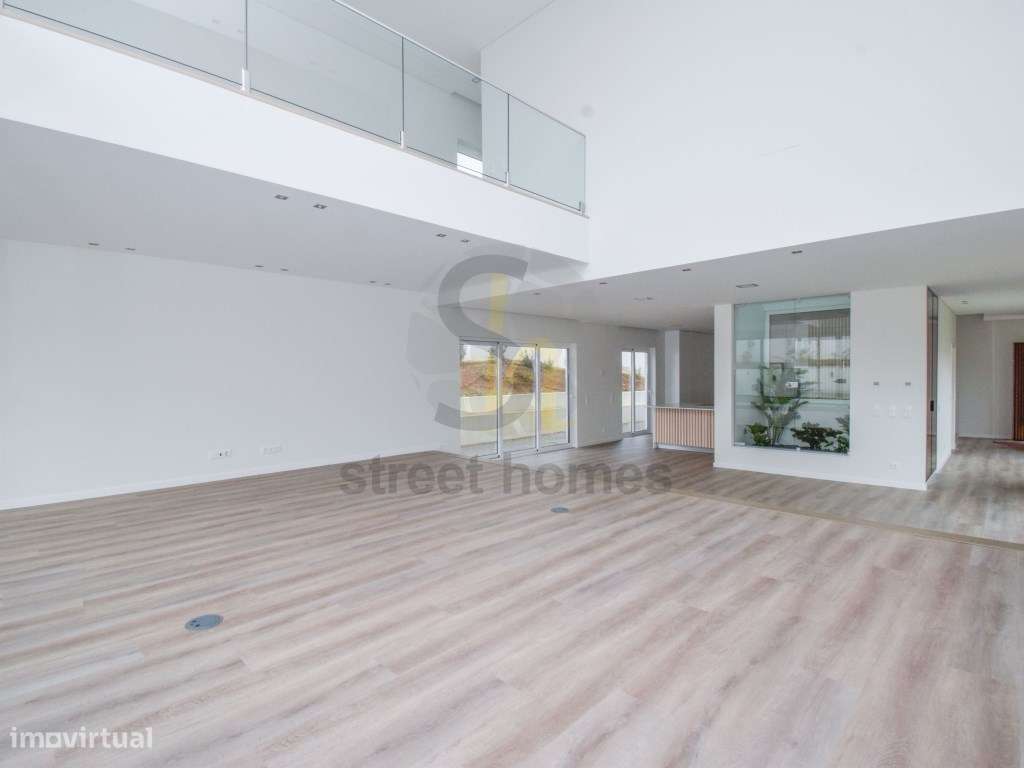 Moradia Nova V4 no Centro da Parede-7