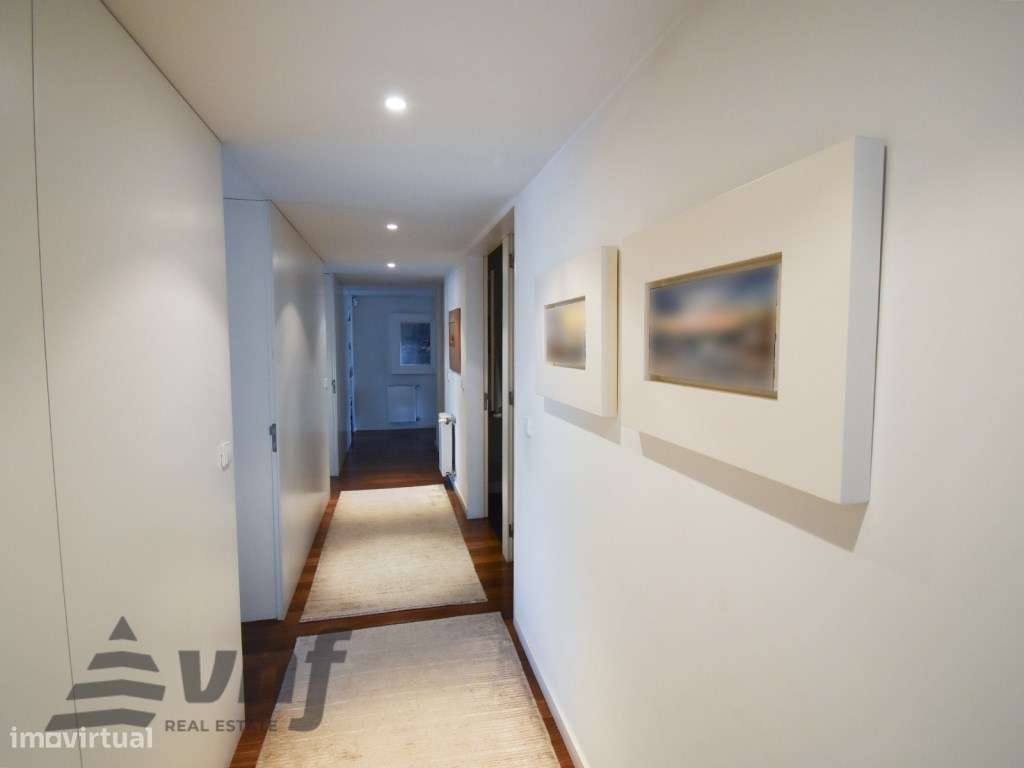 Oportunidade Única: T5 de Excelência no Condomínio Jardim das Camélias-10