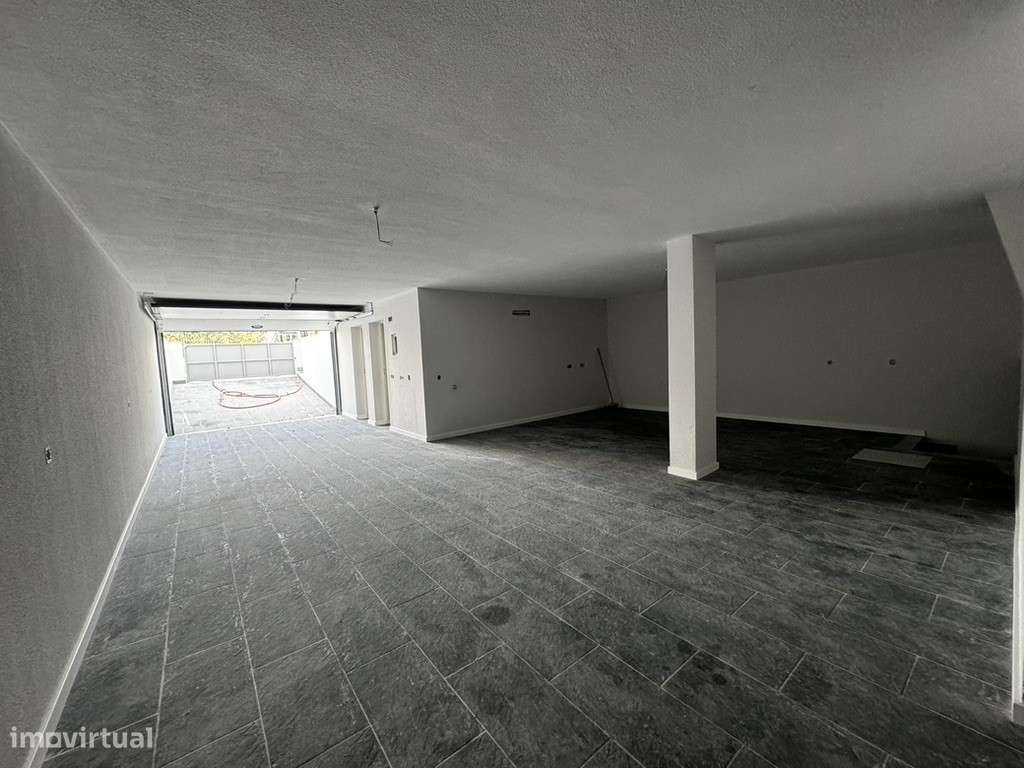 Moradia com 3 Suites, Garagem, Logradouro, Churrasqueira e Piscina-11