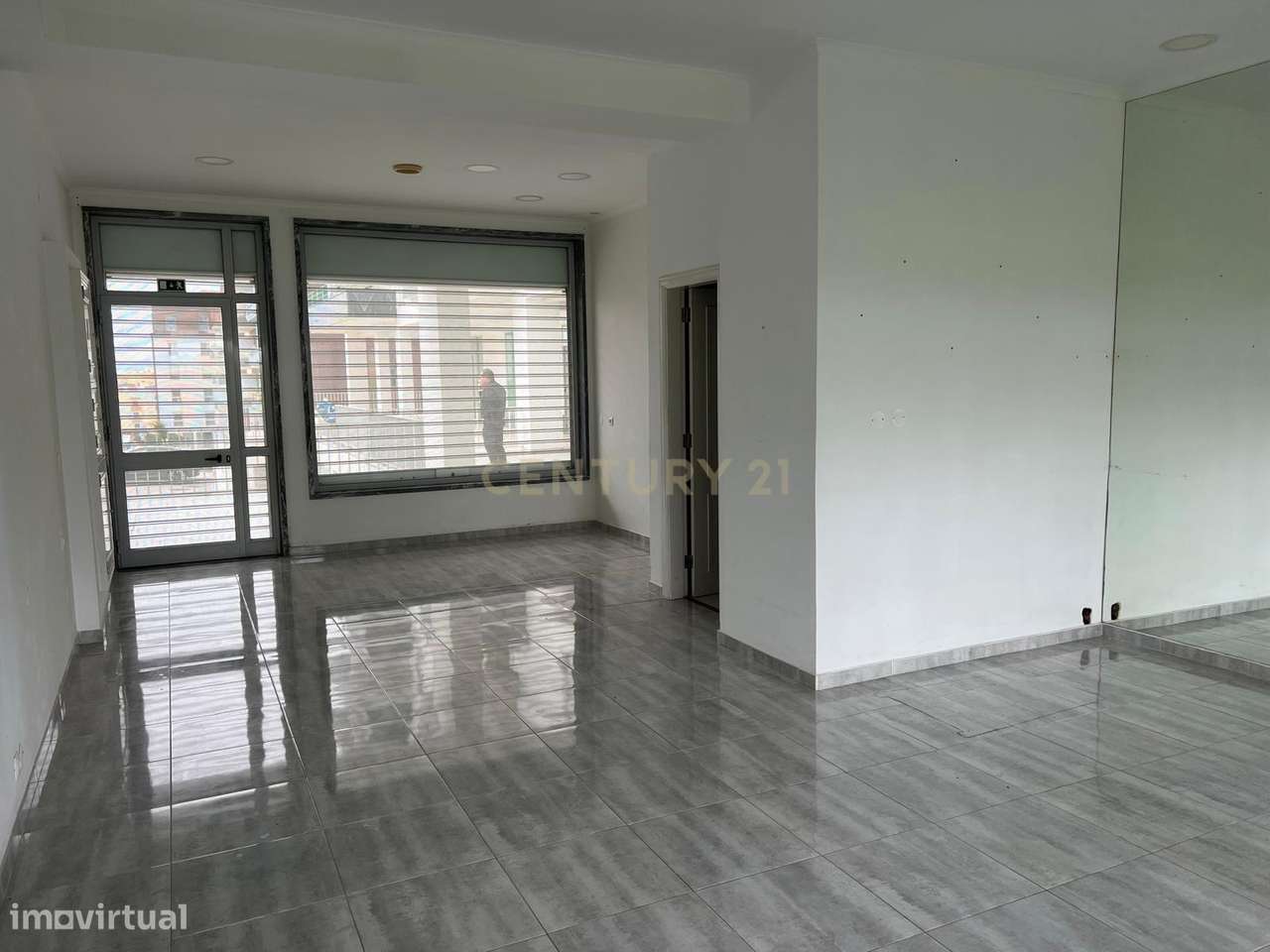 Loja para venda em Porto Salvo com varanda - Grande imagem: 5/16