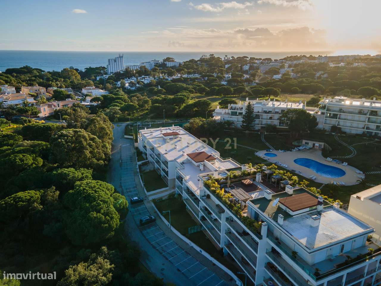 Excelente apartamento T2 com varanda ampla, piscina e campo de ténis.-21