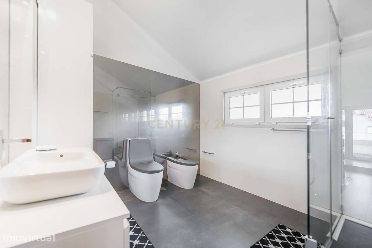 Moradia de Luxo T4 com Piscina e Jardim em Alvalade-43