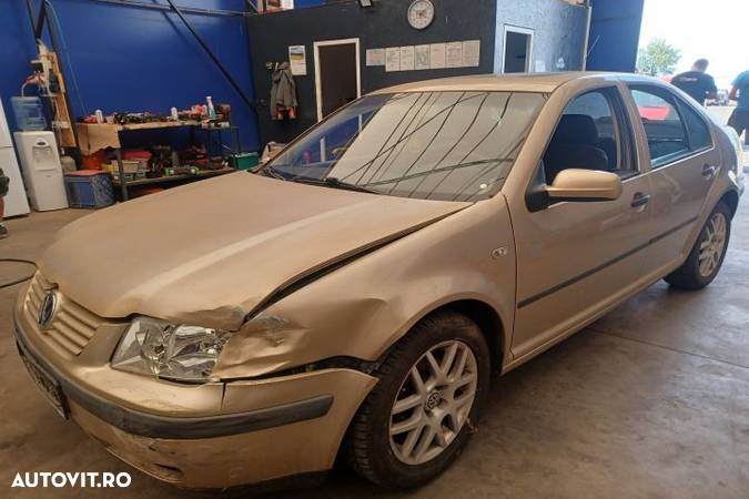 Far stanga Volkswagen VW Bora 1  [din 1998 pana  2005] seria Sedan 1.4 16V MT (75 hp) - 4