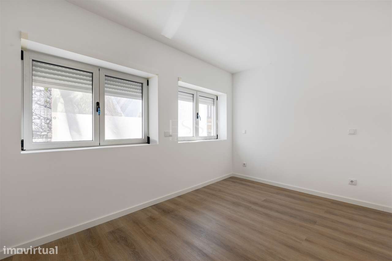 Marquês | Moradia Triplex T3+1 com 2 Garagens e Varandas-20