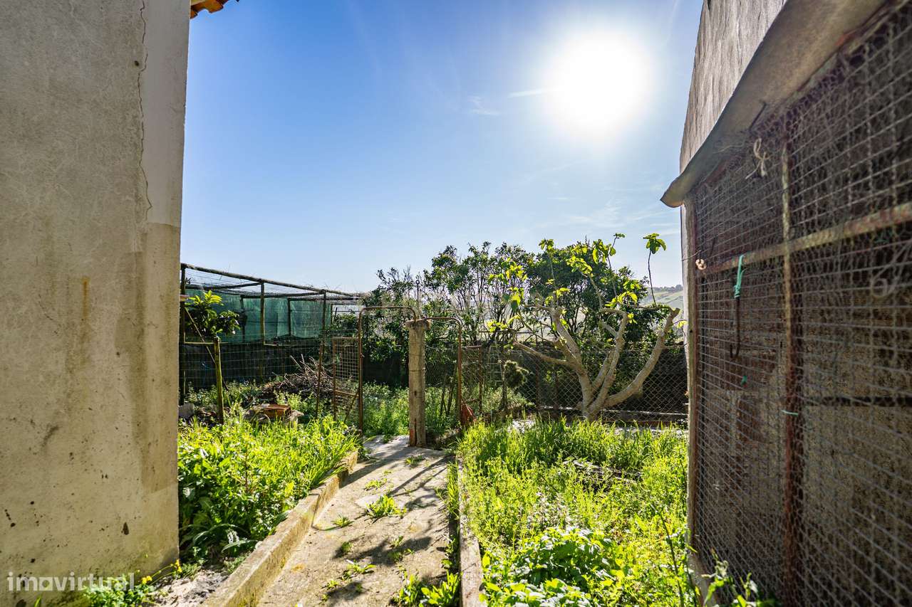 Moradia Bifamiliar com 2 Armazéns de Grande Dimensão-47