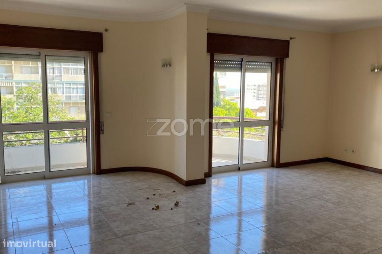 Apartamento T2 na AV. 5 de Outubro em Faro.