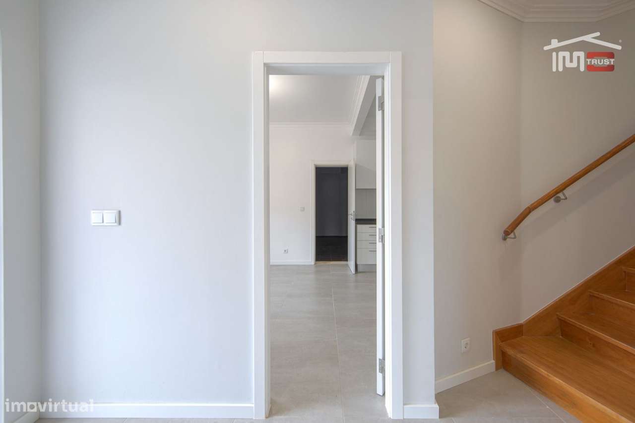Moradia T4 de Excelência com Box para 4 Viaturas e Ótimos Acessos-7