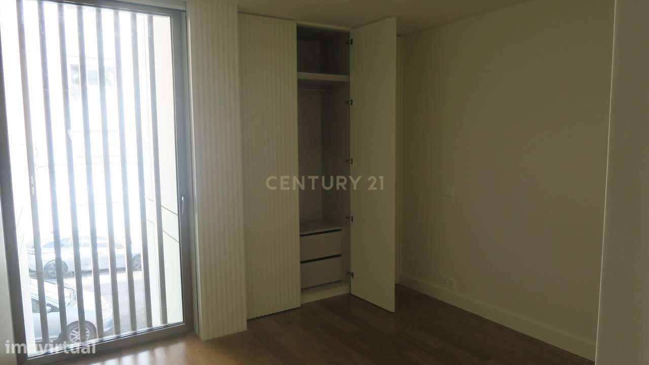 Moradia nova com 4 quartos e jardim.-11