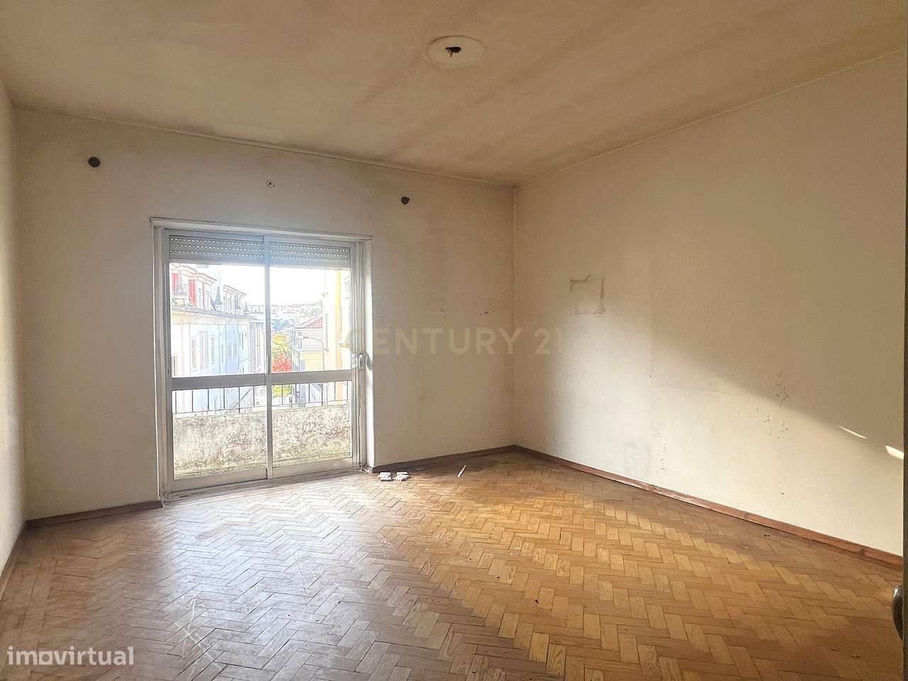 Apartamento T3, com 98 m², 2 WC, centro de Leiria, para reabilitação - Grande imagem: 2/32