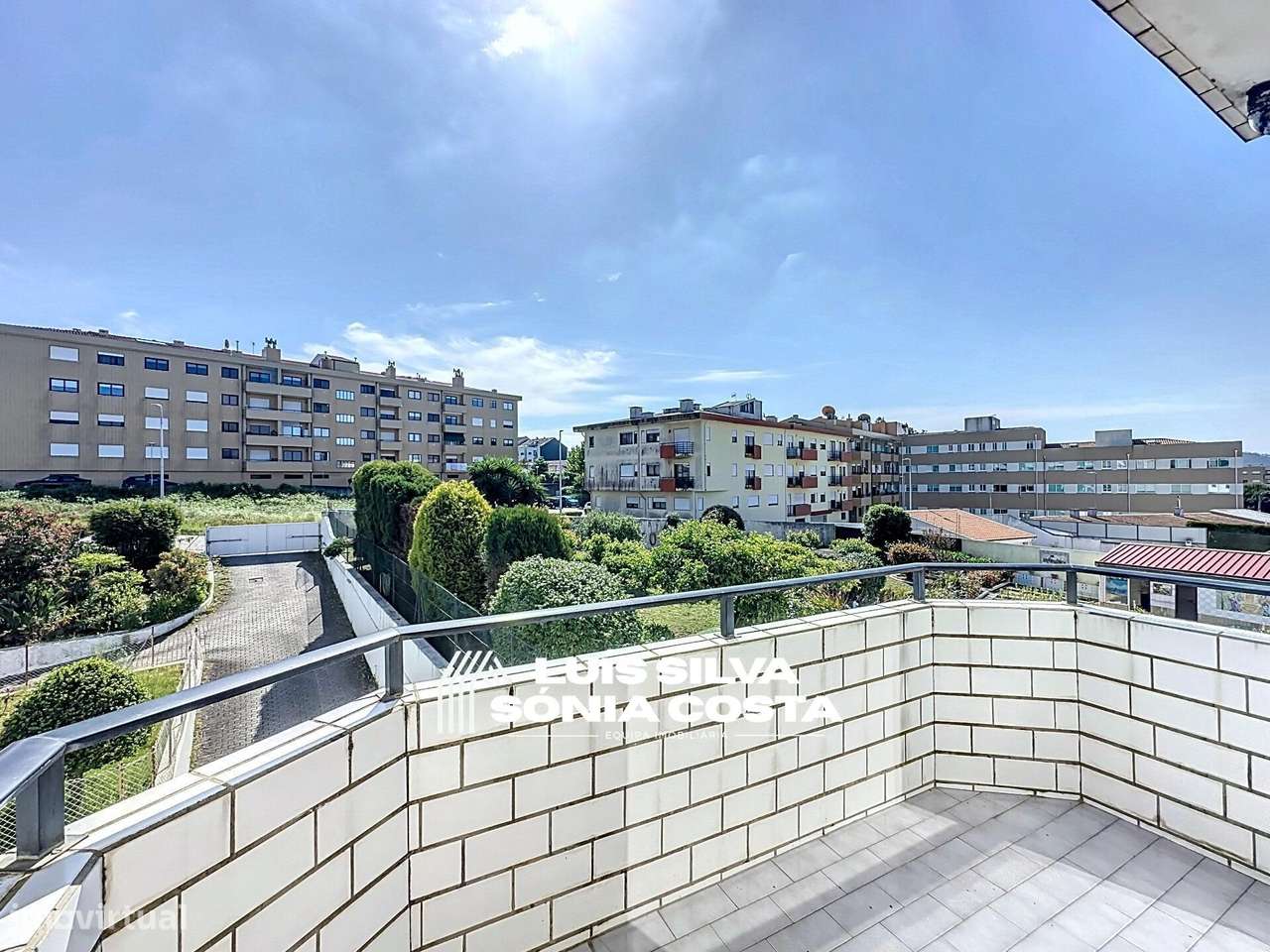 Loja transformada em Apartamento T1+1 Remodelado c/ 2 Varandas c/...-28