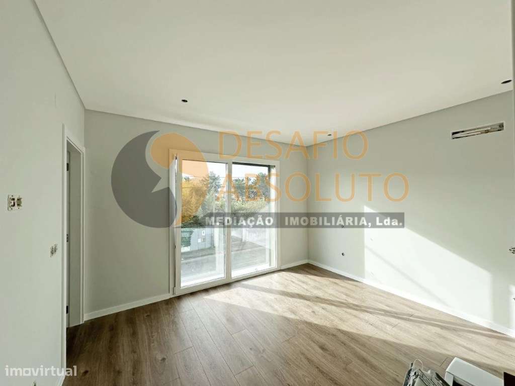 Moradia Geminada T4, 3 Suites c/ Piscina. Fernão Ferro-6