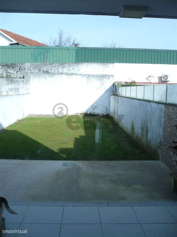 MORADIA EM BANDA T4 COM JARDIM-9