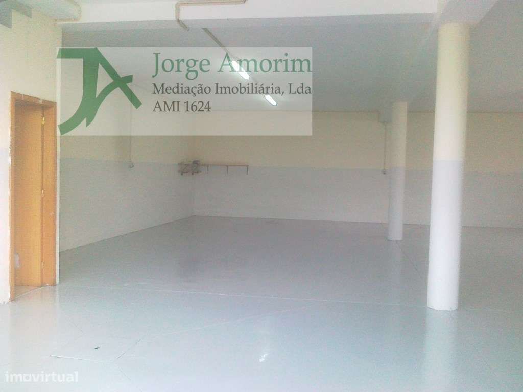 Armazém em Z.I. 450 m2. 3 frentes. Pé Dtº 6mt. - Grande imagem: 2/5