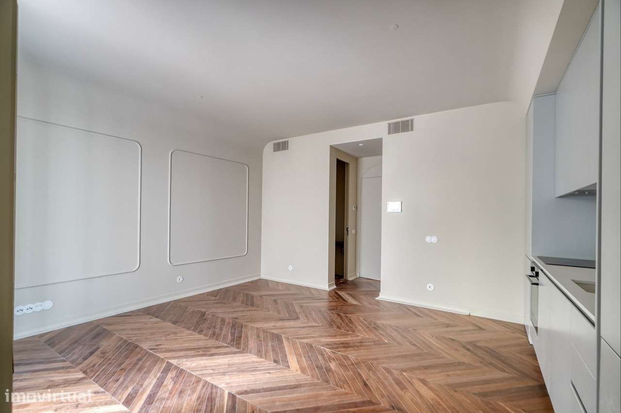 Oportunidade Única em Alfama – T1 Novo com Pátio-7