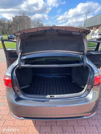 Toyota Avensis 1.8 Premium - 16