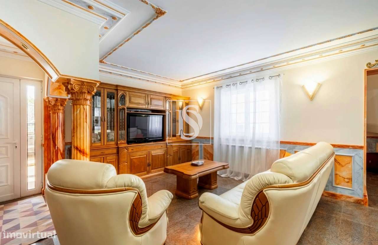 Moradia Independente T6 com 6 suítes e Piscina-12