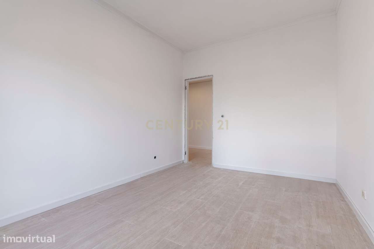 Apartamento T1 totalmente remodelado com 2 varandas,  Prédio com eleva-7