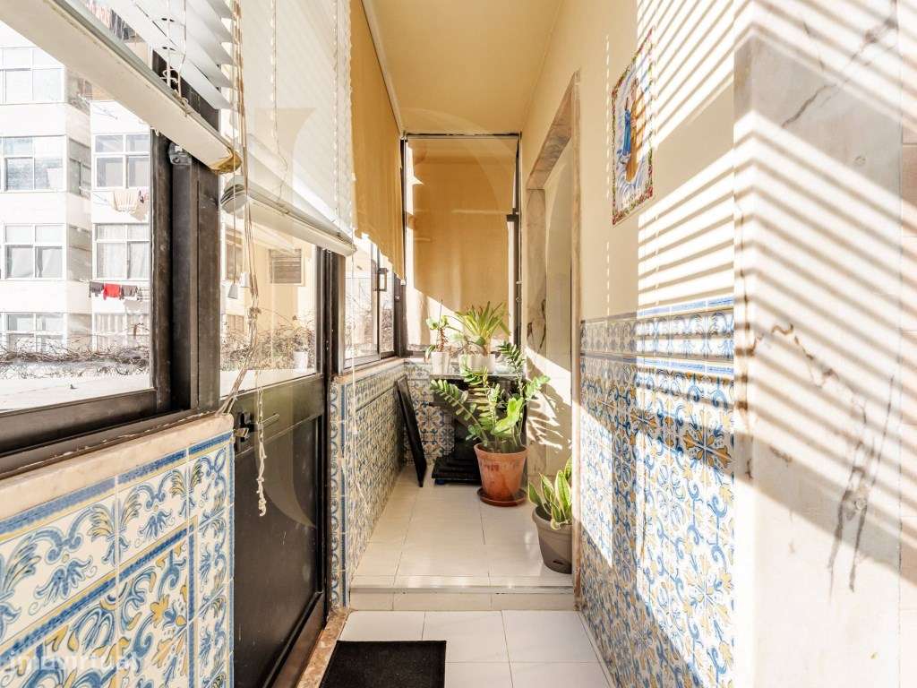 Apartamento T2 com quintal e elevador em Ajuda - Lisboa-12
