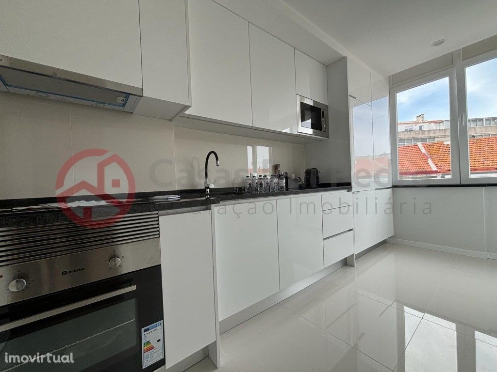 Apartamento T2 totalmente remodelado no centro de Almada