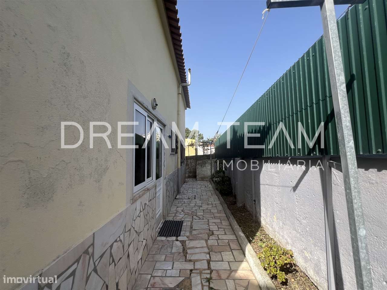 Moradia T4 Bifamiliar na Charneca da Caparica para Remodelação-7