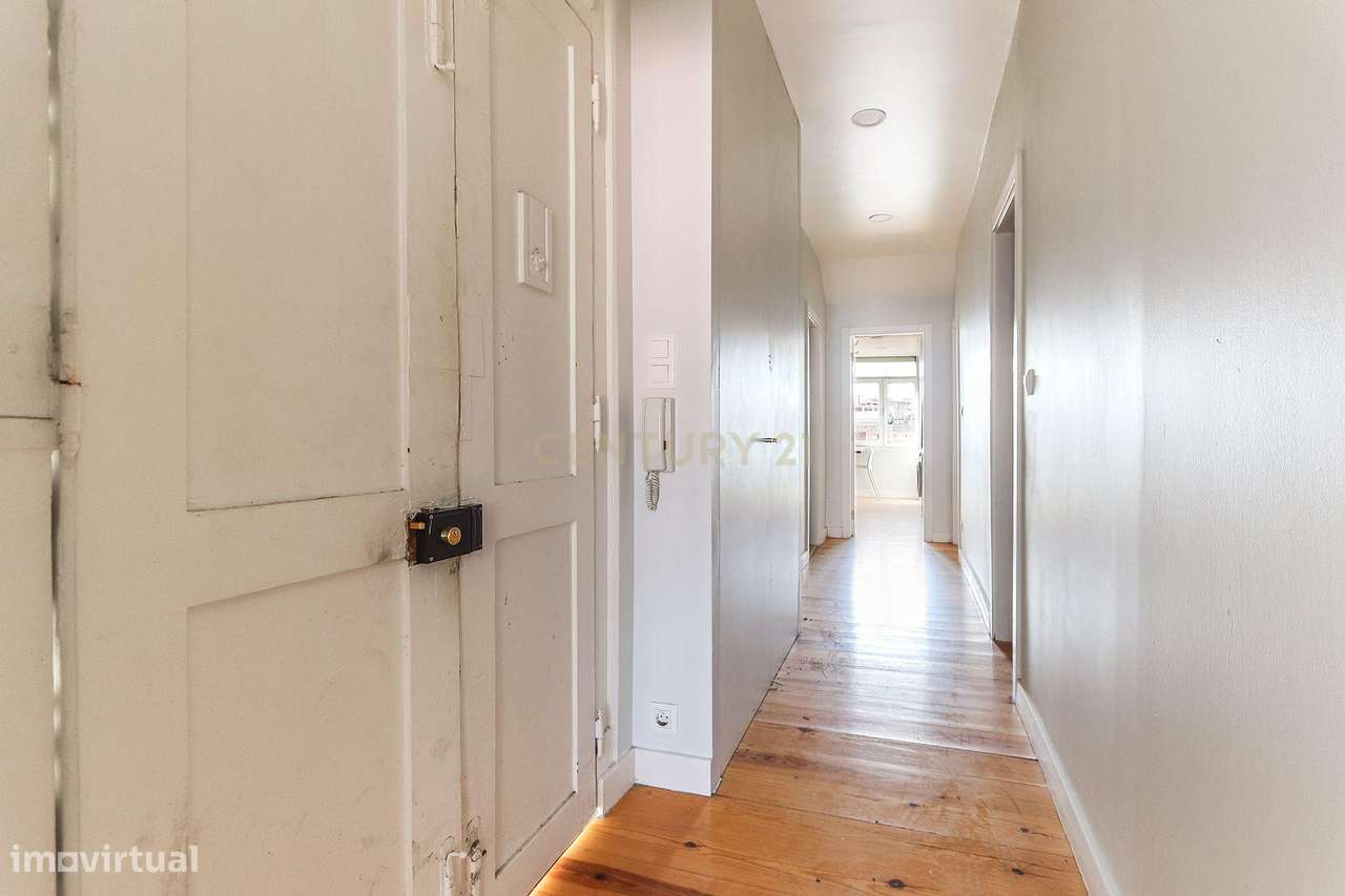 Apartamento T4 Totalmente Remodelado no 4º Andar - Grande imagem: 4/32