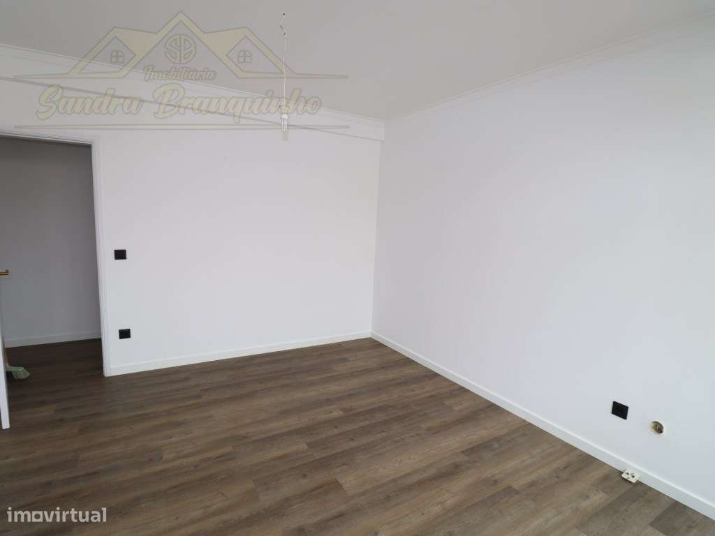 Apartamento T2 RENOVADO em Santa Cruz-20