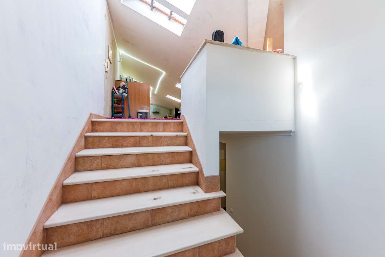 Moradia T4 | áreas generosas | espaço exterior | sótão-27